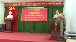 Đồng chí Mai Xuân Bình, Ủy viên Ban Thường vụ Quận ủy – Phó Chủ tịch Hội đồng nhân dân quận Ninh Kiều phát biểu tại hội nghị