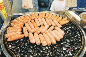 Bác sĩ dinh dưỡng khuyên hạn chế các thức ăn chiên xào, nhiều dầu mỡ để bảo vệ sức khỏe hệ tiêu hóa. Ảnh minh họa.