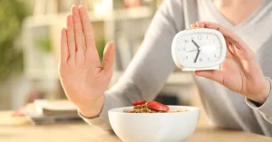 Nhịn ăn gián đoạn có thể tăng nguy cơ mắc các rối loạn chuyển hóa ở người trẻ tuổi. Ảnh: Beaumonteh.com
