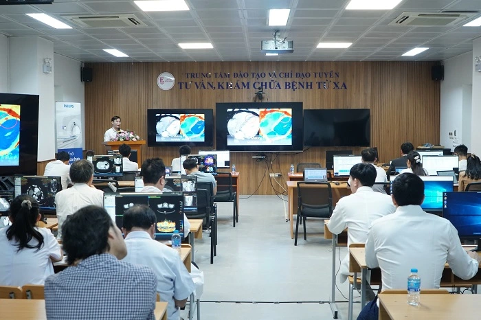 Các bác sĩ chẩn đoán hình ảnh, tim mạch, ung bướu, kỹ thuật viên chẩn đoán hình ảnh tại hội thảo khoa học chuyên đề "Cập nhật mới nhất về các ứng dụng lâm sàng CT phổ" được tổ chức tại Bệnh viện E.