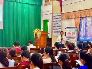 Ông Trần Quốc Luận, Giám đốc Bệnh viện Đa khoa thành phố hướng dẫn quy trình tư vấn, giáo dục sức khỏe cho người bệnh tăng huyết áp cho nhân viên y tế