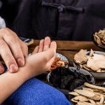Đông y có nhiều bài thuốc thảo dược lành tính, giúp điều trị bệnh mề đay hiệu quả