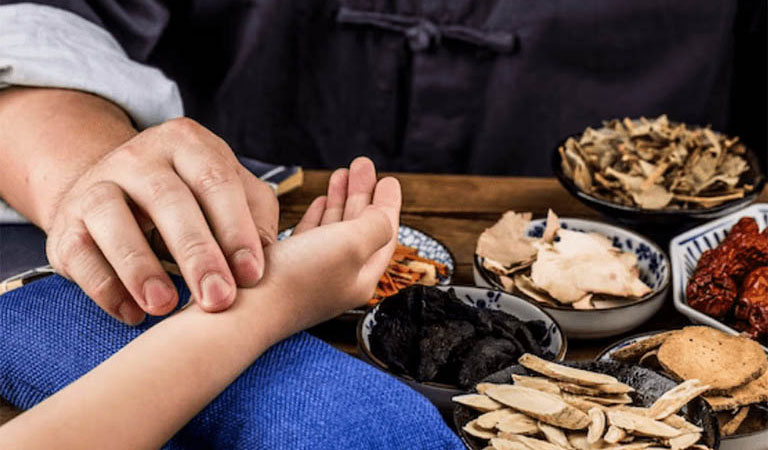 Đông y có nhiều bài thuốc thảo dược lành tính, giúp điều trị bệnh mề đay hiệu quả
