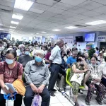 Bệnh nhân đang chờ khám BHYT tại Bệnh viện Nhân dân Gia Định - Ảnh: THÙY DƯƠNG