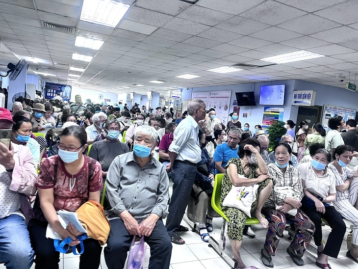 Bệnh nhân đang chờ khám BHYT tại Bệnh viện Nhân dân Gia Định - Ảnh: THÙY DƯƠNG