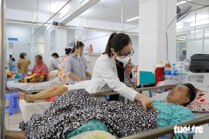 Bệnh nhân đột quỵ điều trị tại khoa bệnh lý mạch máu não Bệnh viện Nhân dân 115 (TP.HCM) - Ảnh: PHƯƠNG QUYÊN