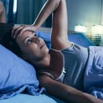 Tình trạng buồn ngủ nhưng không thể ngủ là dấu hiệu của chứng mất ngủ