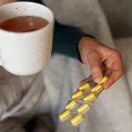 Bạn không cần phải từ bỏ cà phê hoàn toàn, nhưng có thể điều chỉnh thời điểm uống thuốc và cà phê hợp lý - Ảnh: FREEPIK