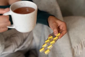 Bạn không cần phải từ bỏ cà phê hoàn toàn, nhưng có thể điều chỉnh thời điểm uống thuốc và cà phê hợp lý - Ảnh: FREEPIK
