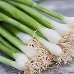 Hành hoa có tác dụng chống viêm, chống nhiễm khuẩn, sát trùng, phòng ngừa vi khuẩn xâm nhập, thúc đẩy quá trình làm lành tổn thương và vết loét trên bề mặt da...