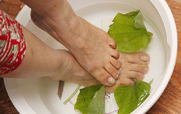 Nấu nước lá lốt dùng để ngâm rửa vùng da bị á sừng giúp cải thiện các triệu chứng của bệnh