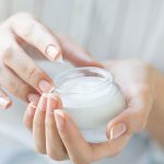 Cần chọn các sản phẩm lành tính để dưỡng ẩm cho vùng da bìu đang bị chàm