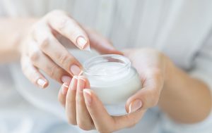 Cần chọn các sản phẩm lành tính để dưỡng ẩm cho vùng da bìu đang bị chàm