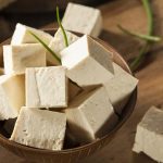 Ăn canh lá hẹ và đậu phụ điều trị bệnh mề đay