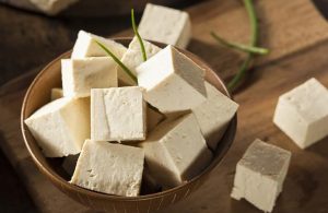 Ăn canh lá hẹ và đậu phụ điều trị bệnh mề đay