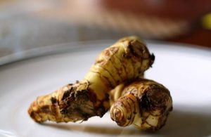 Cách trị hắc lào bằng củ riềng là phương pháp điều trị dân gian mang lại hiệu quả cao
