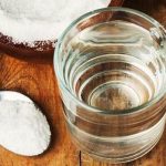 Pha nước muối loãng để thoa lên vùng da bị lác đồng tiền giúp loại bỏ vi nấm gây bệnh