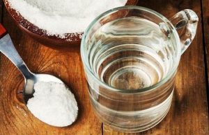 Pha nước muối loãng để thoa lên vùng da bị lác đồng tiền giúp loại bỏ vi nấm gây bệnh