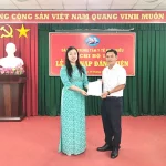 Đồng chí Đào Duy Khanh – Bí thư Chi bộ 1 trao Quyết định kết nạp Đảng viên mới. Ảnh: Văn Toàn