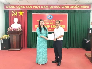 Đồng chí Đào Duy Khanh – Bí thư Chi bộ 1 trao Quyết định kết nạp Đảng viên mới. Ảnh: Văn Toàn