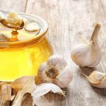 Tỏi chứa nhiều chất chống oxy hóa, có tác dụng sát trùng, ngăn ngừa nấm men và giảm viêm