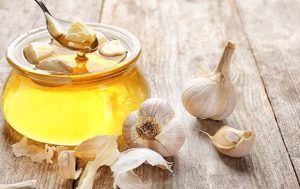 Tỏi chứa nhiều chất chống oxy hóa, có tác dụng sát trùng, ngăn ngừa nấm men và giảm viêm
