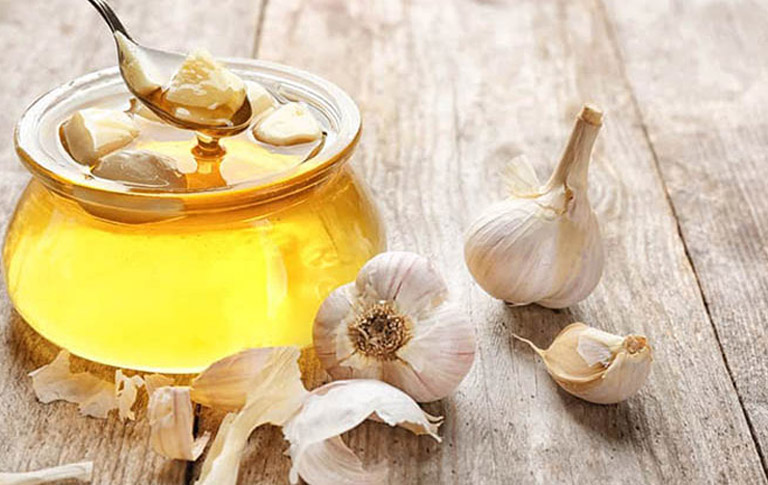 Tỏi chứa nhiều chất chống oxy hóa, có tác dụng sát trùng, ngăn ngừa nấm men và giảm viêm