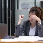 Dân văn phòng cũng dễ bị sốc nhiệt không kém gì người lao động ngoài trời - Ảnh: Freepik