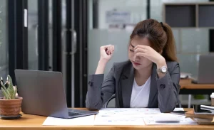 Dân văn phòng cũng dễ bị sốc nhiệt không kém gì người lao động ngoài trời - Ảnh: Freepik