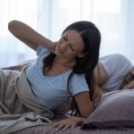 Đau vai gáy mất ngủ là tình trạng rất phổ biến do nhiều nguyên nhân gây ra