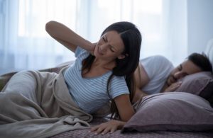 Đau vai gáy mất ngủ là tình trạng rất phổ biến do nhiều nguyên nhân gây ra