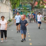 Đi bộ giúp cải thiện chức năng tim, giảm nguy cơ mắc các bệnh tim mạch nghiêm trọng - Ảnh: QUANG ĐỊNH