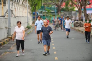Đi bộ giúp cải thiện chức năng tim, giảm nguy cơ mắc các bệnh tim mạch nghiêm trọng - Ảnh: QUANG ĐỊNH