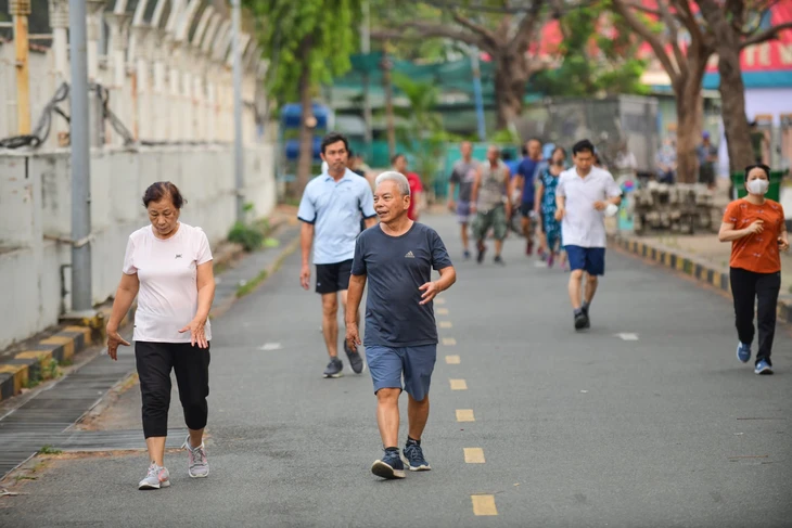 Đi bộ giúp cải thiện chức năng tim, giảm nguy cơ mắc các bệnh tim mạch nghiêm trọng - Ảnh: QUANG ĐỊNH