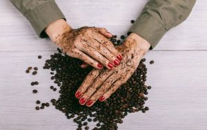 Dùng bã cà phê trị viêm nang lông có hiệu quả không?