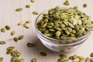 Hạt bí là một thực phẩm dễ ăn, dồi dào kẽm tự nhiên. Ảnh: Vitacost
