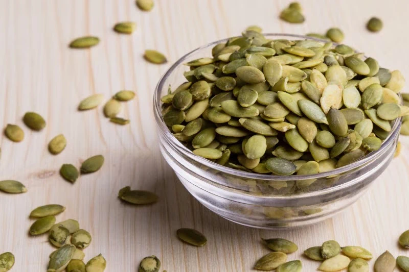 Hạt bí là một thực phẩm dễ ăn, dồi dào kẽm tự nhiên. Ảnh: Vitacost