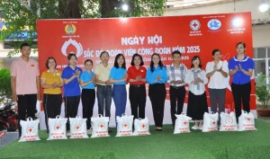 Lãnh đạo Liên đoàn Lao động thành phố và Hội Chữ thập đỏ thành phố Cần Thơ trao quà cho đoàn viên, người lao động có hoàn cảnh khó khăn tại ngày hội.