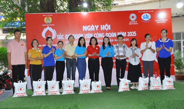 Lãnh đạo Liên đoàn Lao động thành phố và Hội Chữ thập đỏ thành phố Cần Thơ trao quà cho đoàn viên, người lao động có hoàn cảnh khó khăn tại ngày hội.