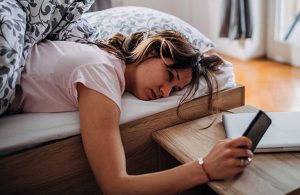 Ngủ nhiều nhưng vẫn buồn ngủ cần được chăm sóc phù hợp để tránh các rủi ro sức khỏe liên quan