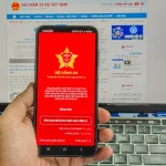 Người dân có thể sử dụng ứng dụng VNeID để kiểm tra thông tin tham gia bảo hiểm y tế - Ảnh: HÀ QUÂN