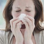 Viêm xoang trán gây chảy dịch thường xuyên, đồng thời dịch chảy ra có sự bất thường về màu sắc và tính chất
