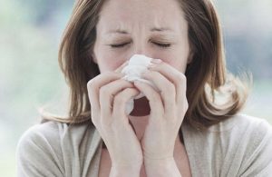 Viêm xoang trán gây chảy dịch thường xuyên, đồng thời dịch chảy ra có sự bất thường về màu sắc và tính chất